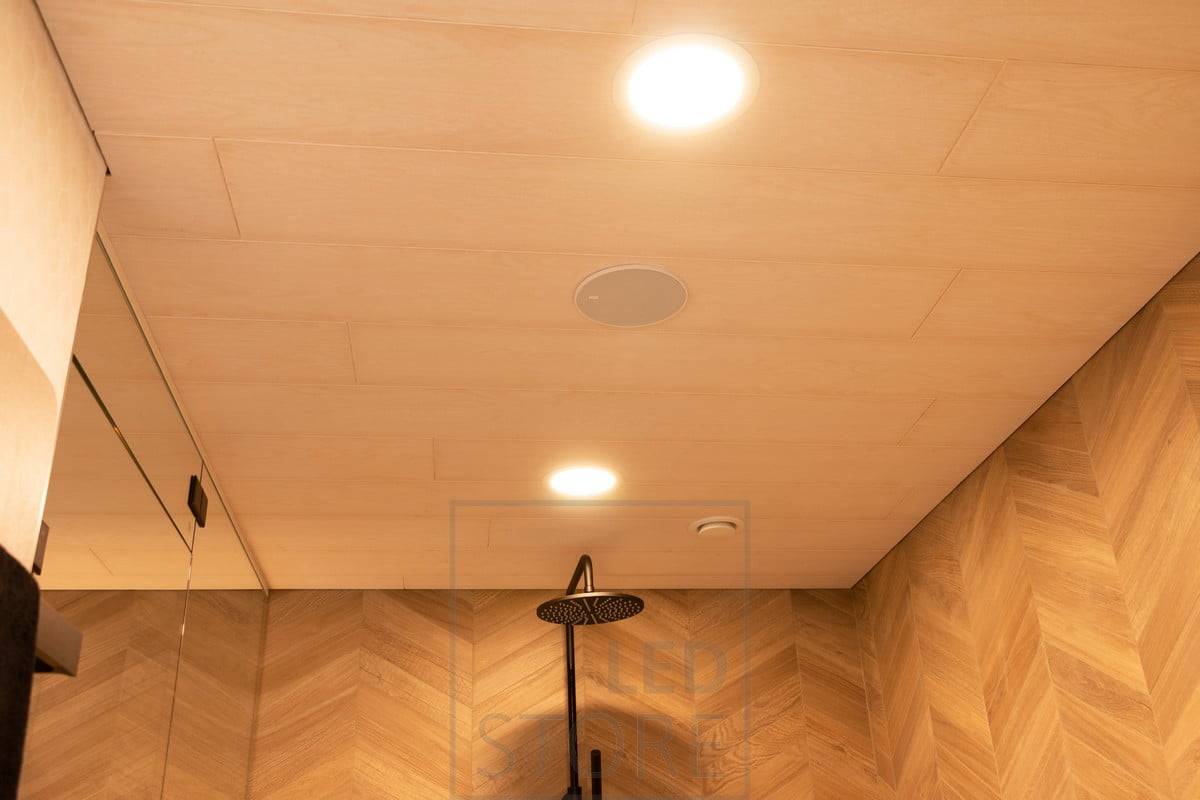Moderní minimalistický plafón pro příjemné osvětlení koupelny rovnoměrným světlem. Ledstore.fi